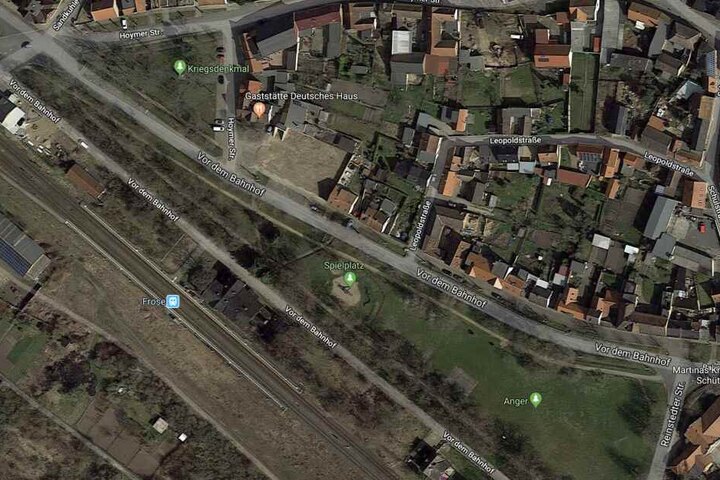 Bauarbeiter entdeckten die Knochen im Bereich der Straße Vor dem Bahnhof in Frose bei Aschersleben.