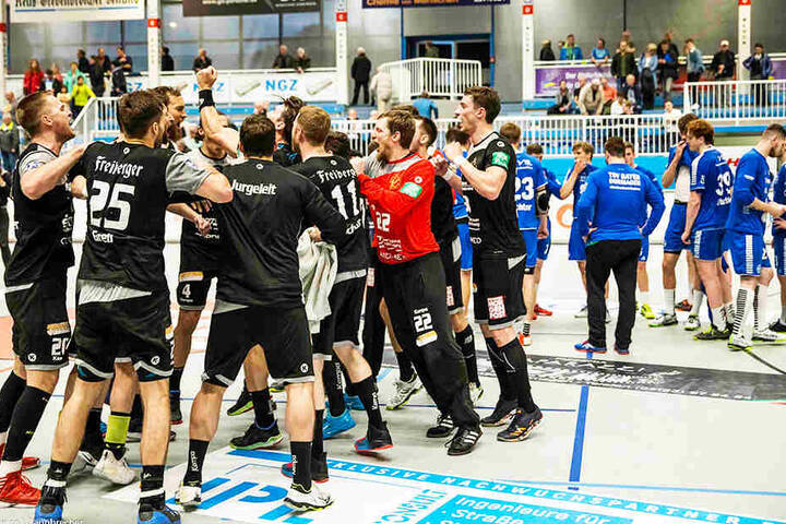 Zweitligist HC Elbflorenz feiert ausgelassen seinen Sieg in Dormagen.