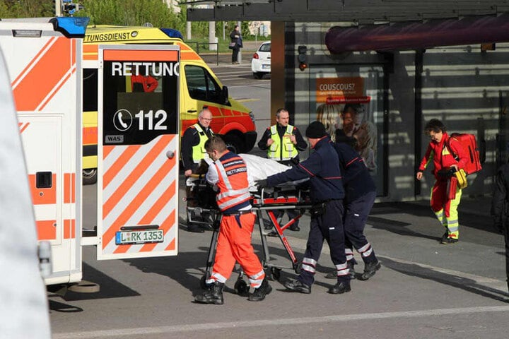 Einsatzkräfte der Feuerwehr retteten die Frau von den Gleisen. Sie wurde umgehend ins Krankenhaus gebracht.