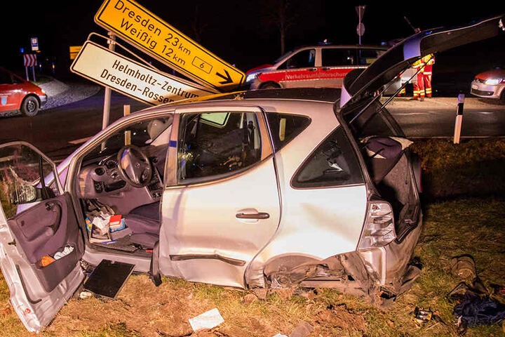 Sowohl der Mercedes als auch ein Verkehrsschild wurden geschrottet.