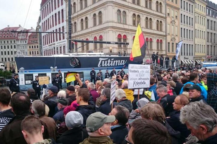Dieses Goebbels-Transparent wurde vor der Dresdner Frauenkirche hochgehalten.