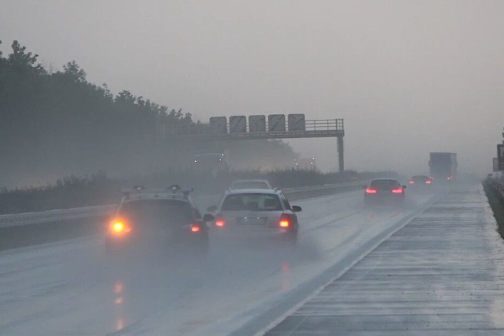Vorsicht war auch auf der A14 im Salzlandkreis geboten - die Polizei setzte die Höchstgeschwindigkeit auf 70km/h herab.