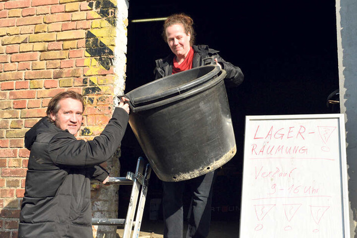 Ein Schnäppchen! Für 10 Euro sicherten sich Carsten Walter (43) und Carmen Sonntag (45) gestern zwei Pflanzkübel - für die heimischen Palmen.