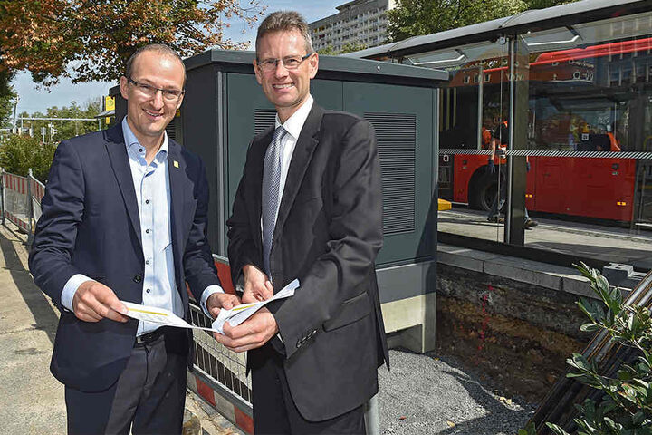 Der Chef der Dresdner Wirtschaftsförderung, Robert Franke (41, l.), und DVB-Chef Andreas Hemmersbach (50) zeigen die Baustelle am Pirnaischen Platz.