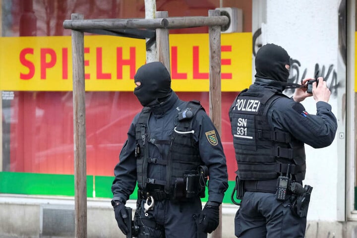 Razzia auf der Eisenbahnstraße: Immer wieder werden hier Lokale durchkämmt, immer wieder kommt es zu Auseinandersetzungen und Überfällen.
