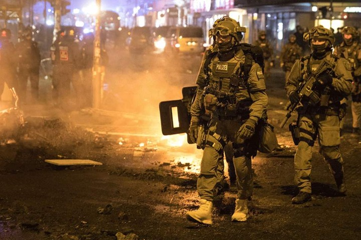Schwer bewaffnete Spezialeinheiten aus Sachsen und Österreich filzten die Häuser im Schanzenviertel.