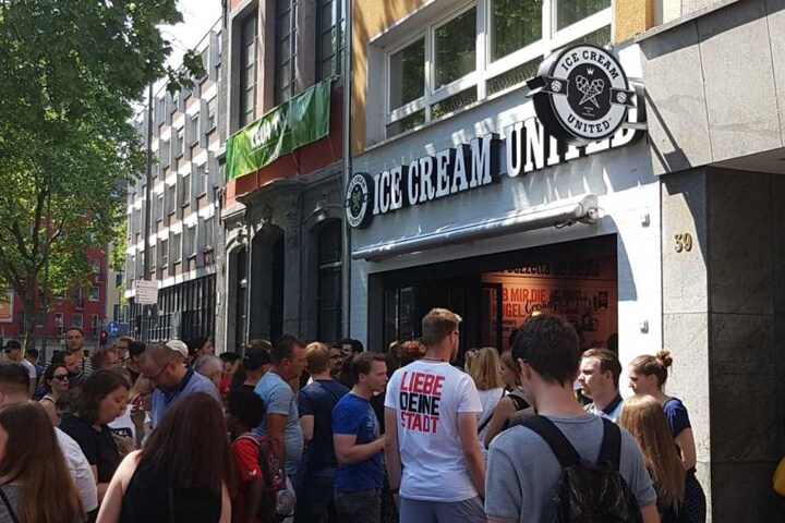 Die Fans von Lukas Podolski sammelten sich vor dem Laden am Heumarkt, geduldeten sich trotz der Hitze.