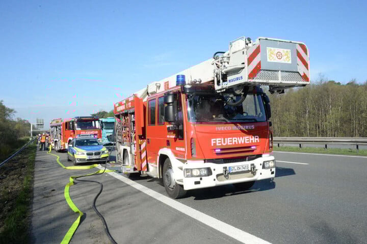 Die Feuerwehr sicherte das Wasserschutzgebiet vor den auslaufenden Betriebsstoffen.