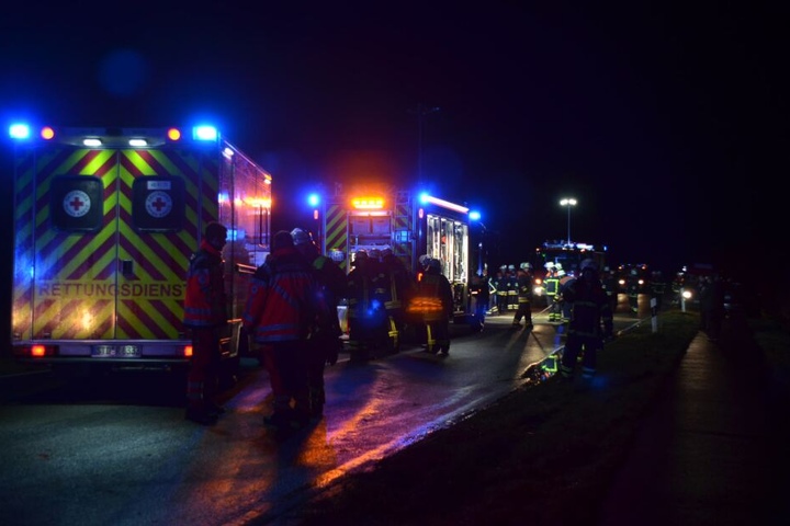 Rettungskräfte stehen an der Unfallstelle.