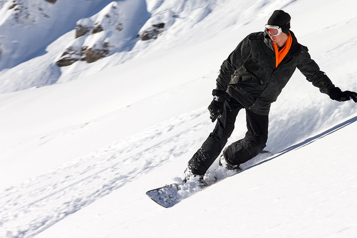 Der Snowboarder war auf der Piste mit einem Kind kollidiert. (Symbolbild)