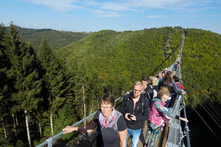 Viele Touristen wollen einen Blick von der längsten Hängeseilbrücke Deutschland werfen.