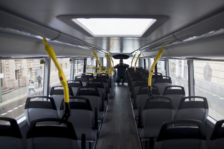 In einem Nachtbus stach der Täter zu. Das Opfer hatte Schnittwunden im Gesicht und an seinem Arm. (Symbolbild)