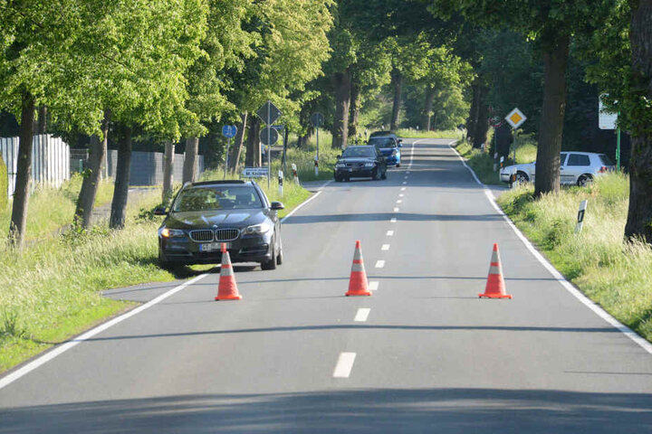 Die Avenwedder Straße blieb rund zwei Stunden gesperrt.