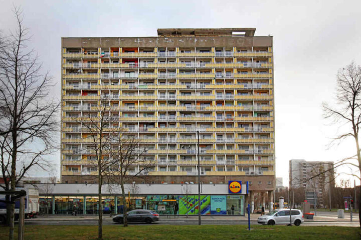 Heizungsausfall, Abriss-Party-Randale, Zwangsumzug und jetzt Müllalarm: Die letzten Mieter im Hochhaus am Pirnaischen Platz müssen einiges ertragen.