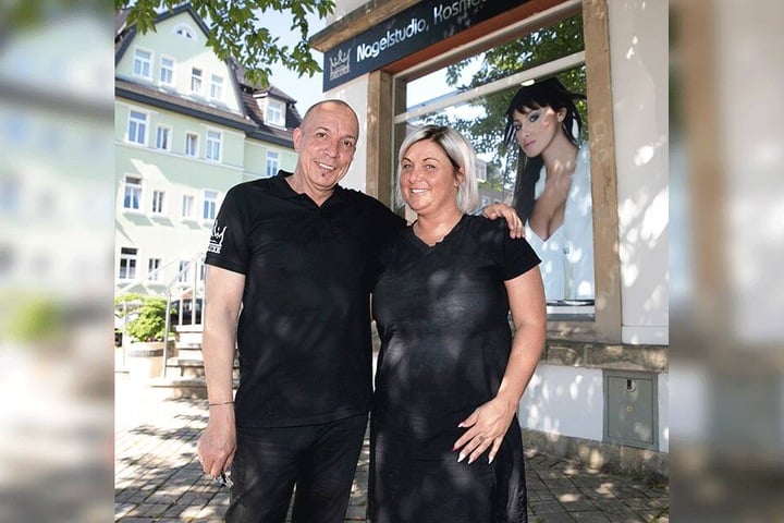 Chefin Sylvia Schmidt (38) freut sich über den ersten Mann in ihrem Team. Frank Brink kümmert sich im Kosmetiksalon ausschließlich um Nägel.