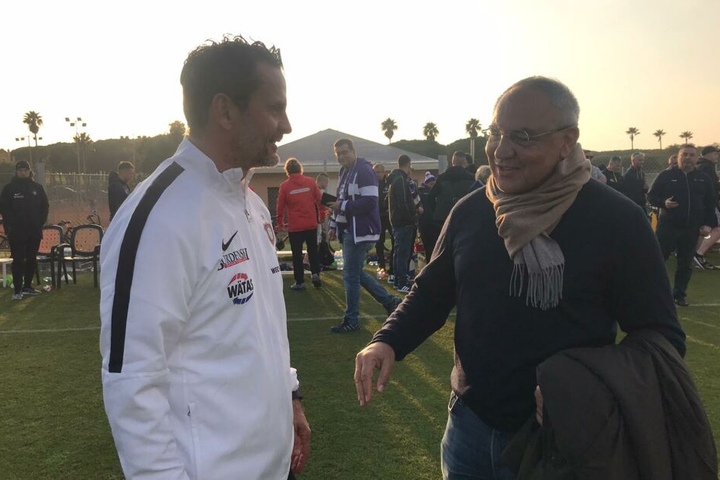 Dirk Schuster (l.) und Kult-Trainer Felix Magath nach Spielende im lockeren Austausch.