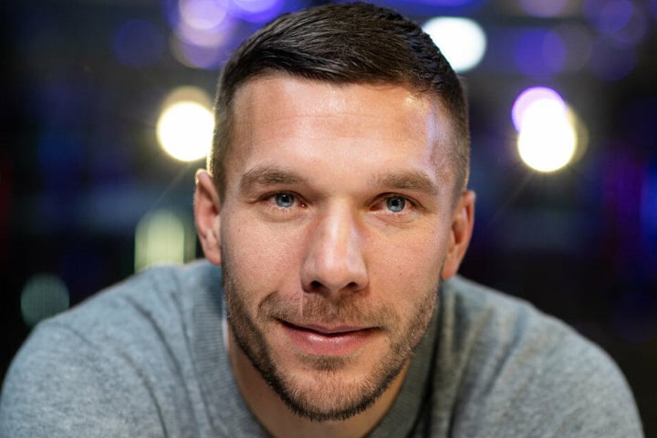 Lukas Podolski freut sich wohl schon sehr auf das Derby. (Archivbild)