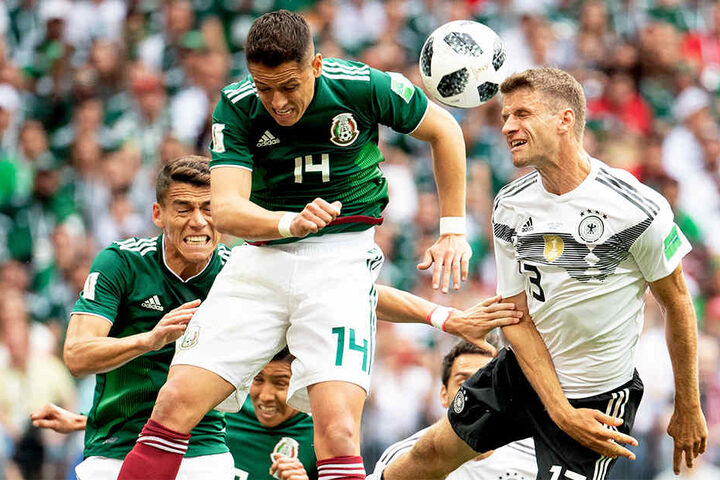 Thomas Müller im Kopfballduell mit Chicharito.