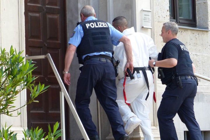 Der Verdächtige wurde von Polizisten ins Gericht geführt.