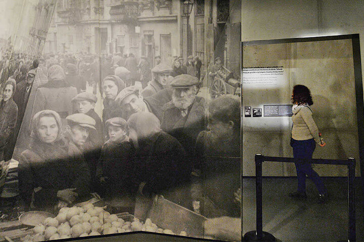 Eine Besucherin des POLIN-Museums über die Geschichte der polnischen Juden schaut sich eine Ausstellung über das Warschauer Ghetto im Zweiten Weltkrieg an.