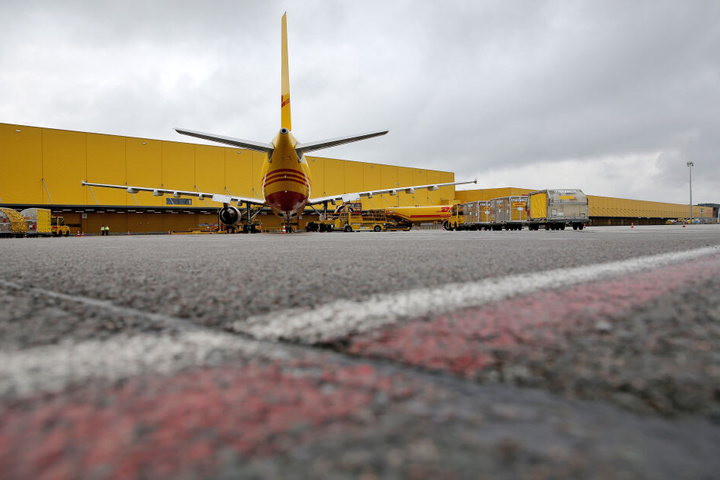Der Flughafen wird nachts unter anderem von DHL für das Umschlagen von Fracht genutzt.