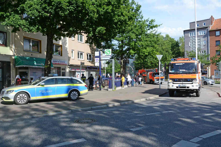 Feuerwehr und Polizei sind am Bahnhof Harburg im Einsatz.