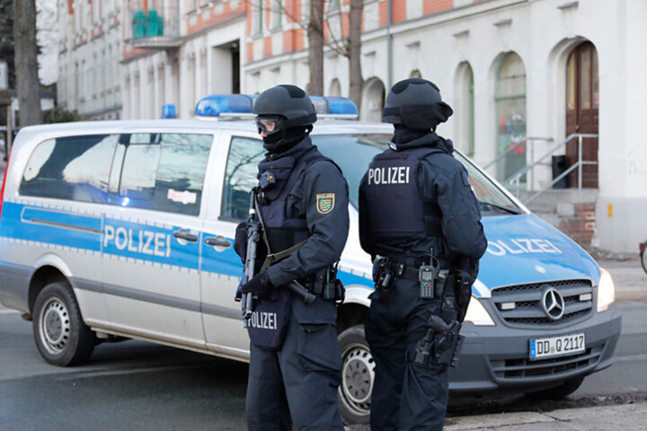 Am Montagnachmittag stürmten auf einmal schwer bewaffnete Polizisten ein Haus in Gablenz.