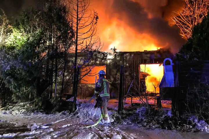Das Einfamilienhaus brannte komplett nieder.