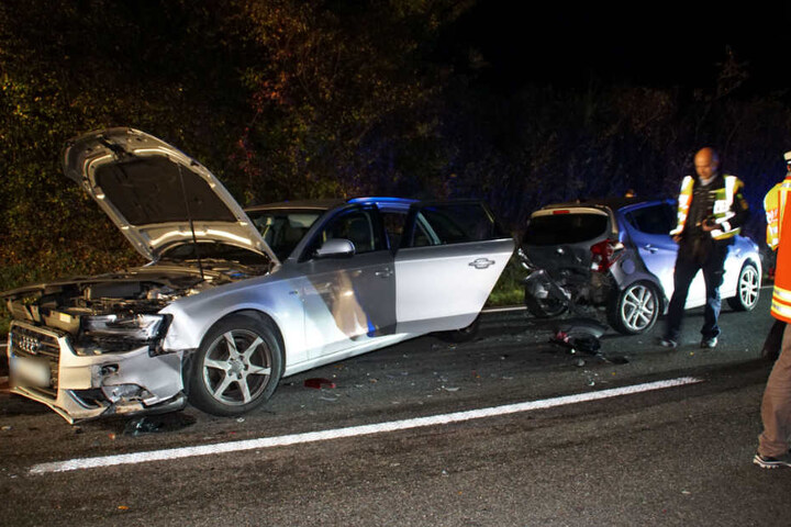 Hinter dem Audi liegt noch ein demolierter Opel.