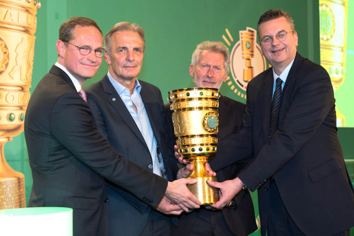 DFB-Boss Grindel, Breitner, Körbel und Müller mit dem begehrten Pott (von li. nach re.).