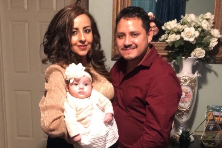 Auf einem Bild mit ihrem Mann und ihrer Tochter ist Maria Guadalupe Jimenez kaum wiederzuerkennen.