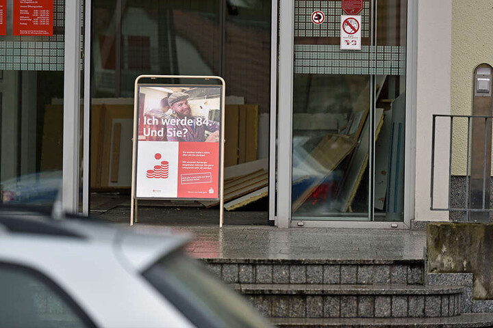 Durch die Explosion brachen Fensterrahmen, Scherben flogen bis auf die Straße.