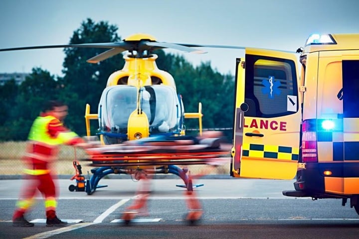 Zwei der drei Schwerverletzten mussten mit dem Hubschrauber in ein Krankenhaus gebracht werden. (Symbolbild)