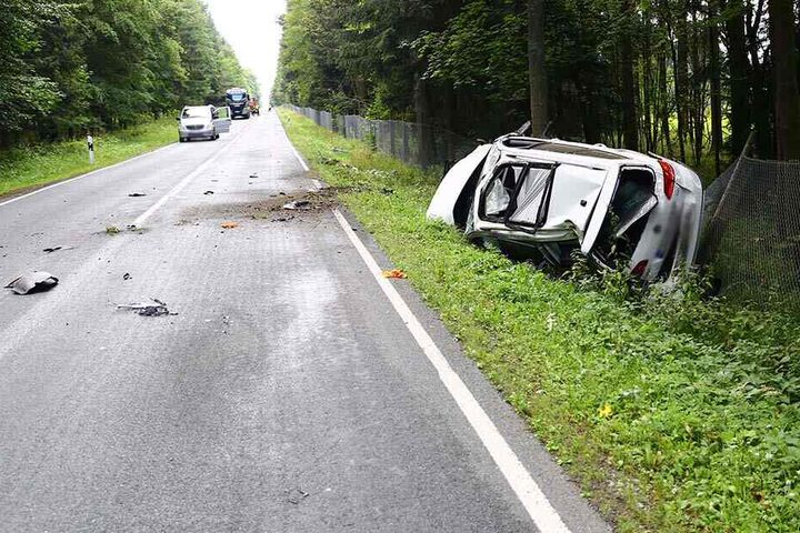 Der VW hat sich überschlagen.