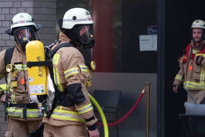 Unter Atemschutz betraten die Einsatzkräfte das Gebäude. (Symbolbild)