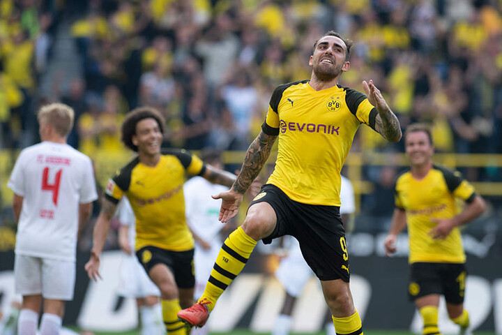 War der Held in einem unglaublich emotionalen Spiel: BVB-Stürmer Paco Alcacer (Vorne-Mitte) bejubelt einen seiner drei (!) Treffer. Dabei war er erst in der 60. Minute eingewechselt worden!