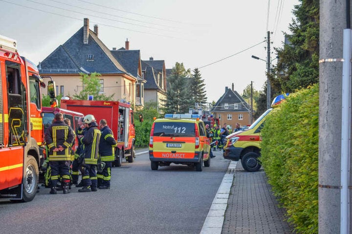 Bei einem Brand in der erzgebirgischen Stadt Lugau ist ein Hausbewohner verletzt worden.