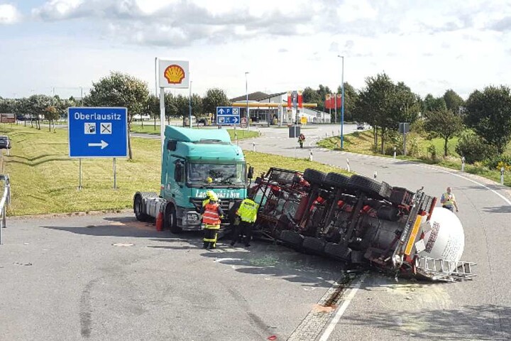 Der mit mehreren Tonnen Klebstoff beladene Anhänger des Lasters wurde durch eine Sturmböe umgefegt.