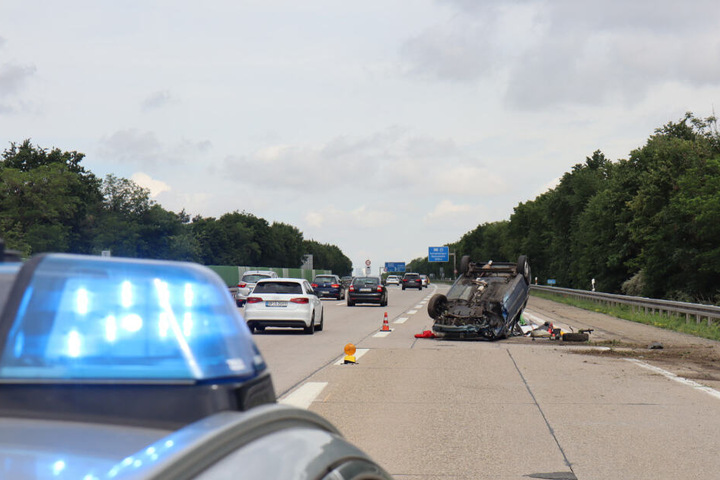Ein Polizeiauto mit eingeschaltetem Blaulicht steht vor der Unfallstelle.