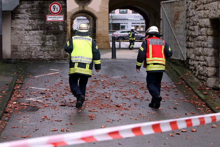 Die Feuerwehr hat den Bereich um das Alte Rathaus abgesperrt.