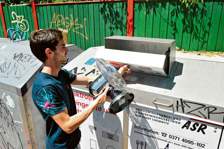 TAG24-Redakteur Stefan Graf (27) zeigt den Container für Elektrogeräte in der Brückenstraße.