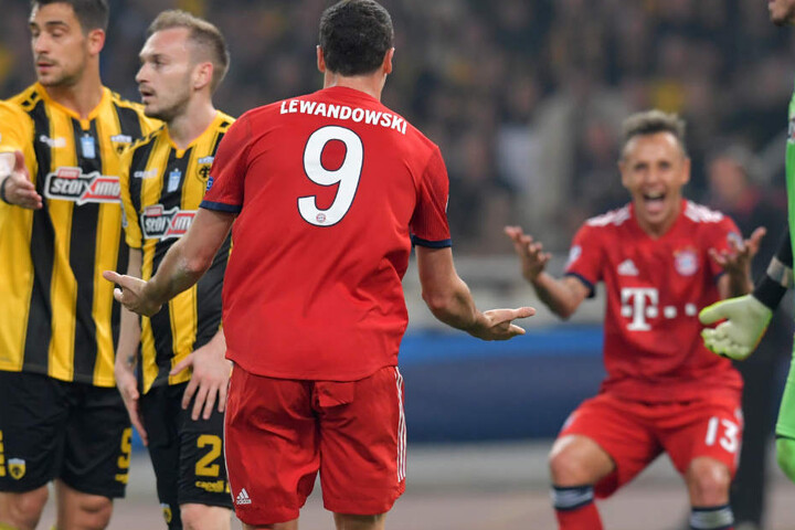 Lewandowski und Rafinha jubeln. Der FC Bayern München konnte einen letztlich nicht unverdienten 2:0-Erfolg in Athen feiern.