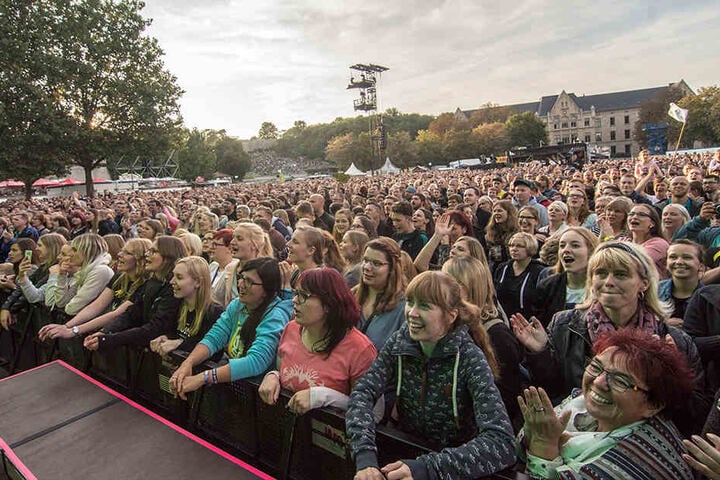 Allein 15.000 Fans feierten auf dem Domplatz mit. Rund 7000 weitere waren es nochmals auf dem Petersberg und den angrenzenden Straßen.