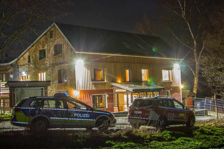In der Asylunterkunft waren zur Tatzeit zwei Wachleute, verletzt wurde niemand.