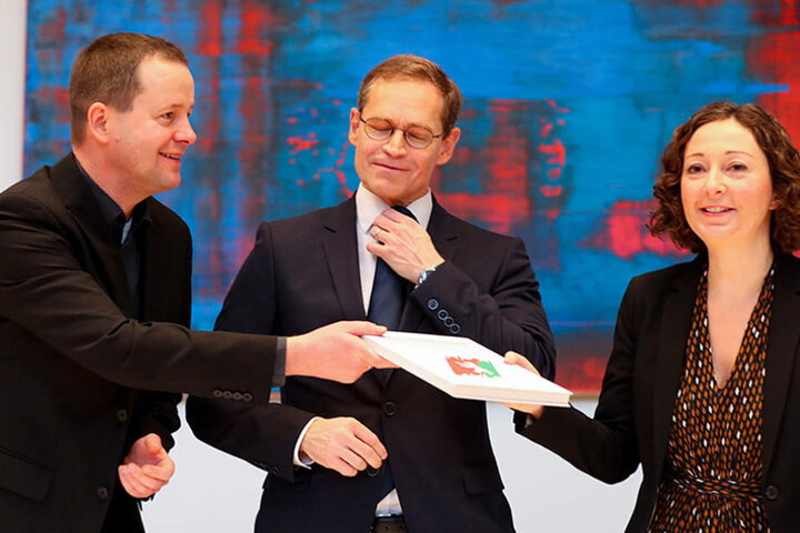 Klaus Lederer (Linke) (l-r), Berlins Regierender Bürgermeister Michael Müller (SPD) und die Ramona Pop (Grüne), tauschen nach der Unterzeichnung den Koalitionsvertrag von SPD, Linken und Grünen.