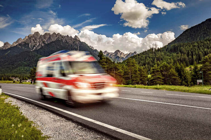 Auch die herbei gerufenen Rettungssanitäter konnten die Mutter nicht wiederbeleben. (Symbolbild)