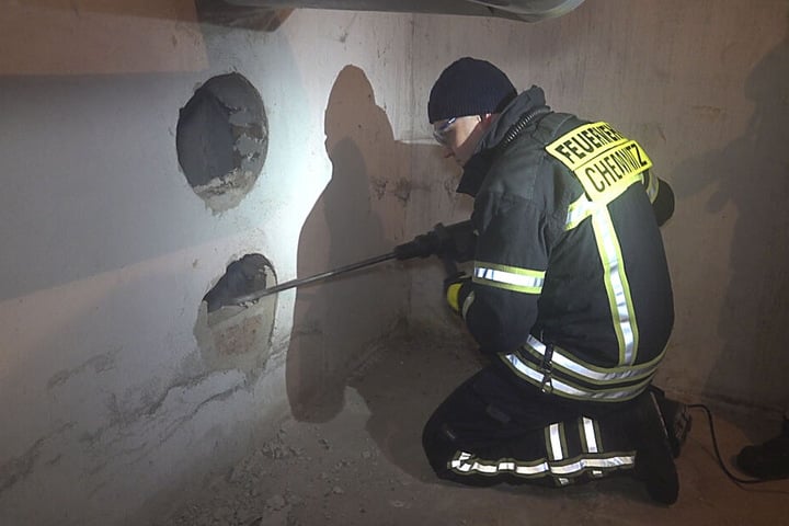 Die Feuerwehr rückte mit schwerem Gerät an um die fünf Monate alte Katze zu retten.