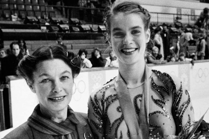 Die Chemnitzer Eiskunstlauf-Trainerin Jutta Müller (l.) bei den Olympischen Spielen 1984 in Sarajevo mit Goldmedaillengewinnerin Katarina Witt.