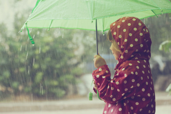 Die Kleine macht's vor: Im Freistaat darf vor allem am Samstag der Regenschirm nicht fehlen. (Symbolbild)