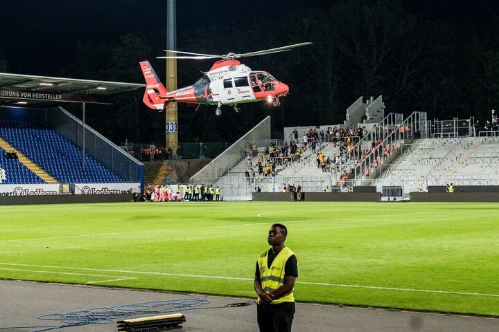Der Helikopter landet im Stadion.